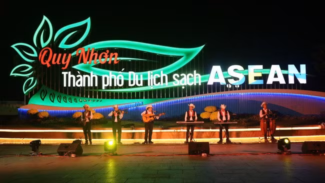 Âm nhạc đường phố không mang vẻ hào nhoáng của sân khấu chuyên nghiệp hay sự xa cách của những buổi trình diễn lớn, chính vì vậy, các nhạc công và ca sĩ có cơ hội gần gũi, giao lưu trực tiếp với khán giả của mình. Ảnh: K.VY