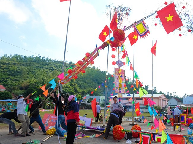 Việc tổ chức Hội thi dựng nêu đón Tết góp phần gìn giữ nét đẹp văn hóa của dân tộc. Ảnh: NGỌC NHUẬN