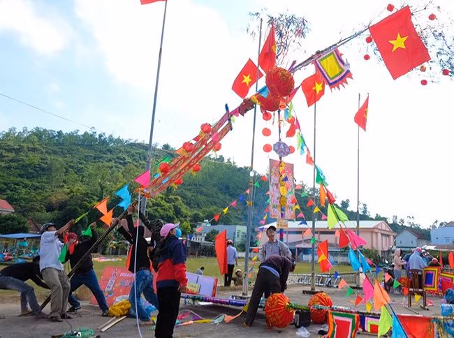 Việc tổ chức Hội thi dựng nêu đón Tết góp phần gìn giữ nét đẹp văn hóa của dân tộc. Ảnh: NGỌC NHUẬN