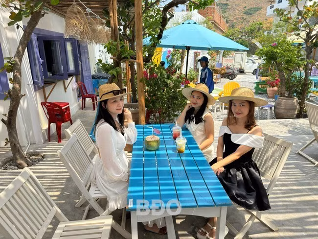 Khách thưởng thức cà phê và check-in tại quán cà phê Con đường đá xanh.Ảnh: N.D