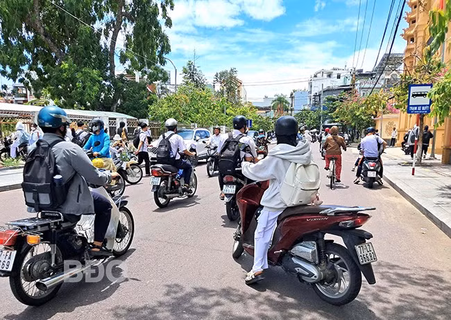 Học sinh đi xe máy phân khối lớn trên đường Trần Cao Vân (TP Quy Nhơn). Ảnh: VĂN LƯU