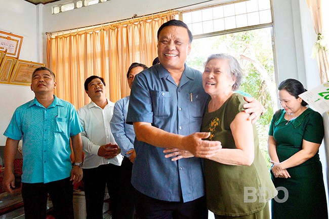 Đồng chí Lê Kim Toàn chia sẻ, chúc sức khỏe thân nhân Anh hùng Lực lượng vũ trang Nhân dân Thái Anh Kia. Ảnh: N.M.