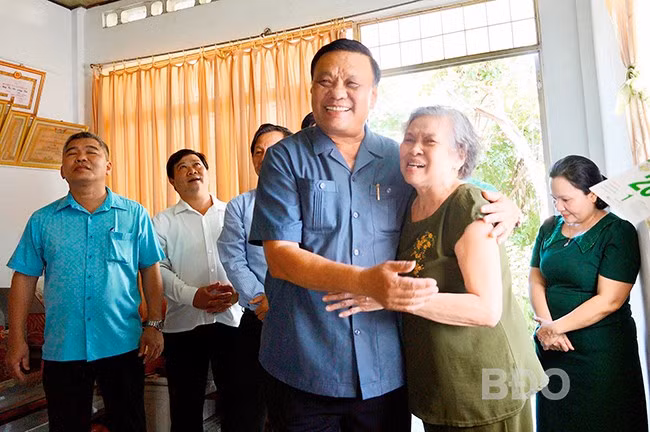 Đồng chí Lê Kim Toàn chia sẻ, chúc sức khỏe thân nhân Anh hùng Lực lượng vũ trang Nhân dân Thái Anh Kia. Ảnh: N.M.