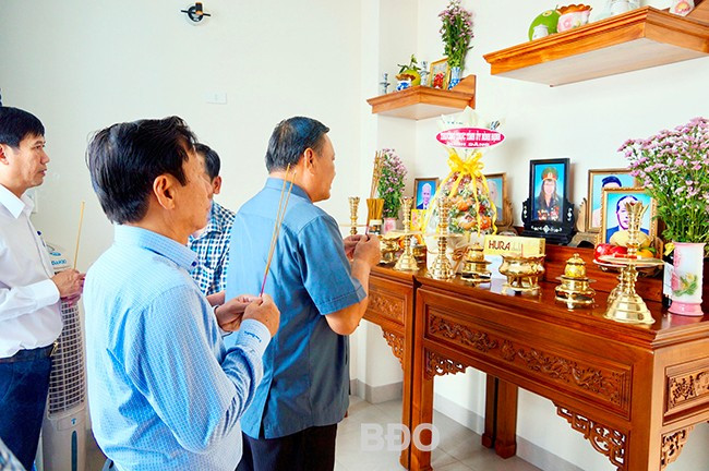 Đồng chí Lê Kim Toàn thắp hương tri ân Anh hùng Lực lượng vũ trang Nhân dân Huỳnh Thị Ngọc. Ảnh: N.M.