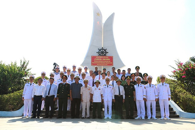 Các đại biểu chụp ảnh lưu niệm tại di tích . Ảnh: H.THU