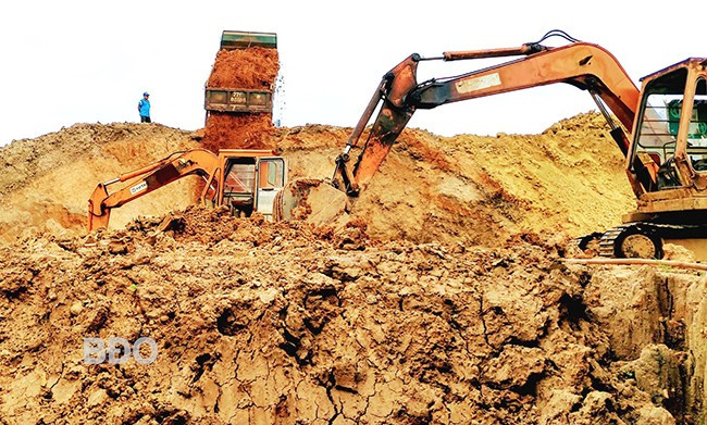 Huyện Tây Sơn rà soát, thống kê khối lượng đất sét đang lưu chứa tại các cơ sở sản xuất gạch, ngói theo công nghệ Hoffman, Tuynen để quy hoạch, quản lý hiệu quả tài nguyên khoáng sản tại địa phương. - Trong ảnh: Đất sét phục vụ hoạt động của một cơ sở sản xuất gạch, ngói theo công nghệ Hoffman tại xã Bình Nghi. Ảnh: V.L