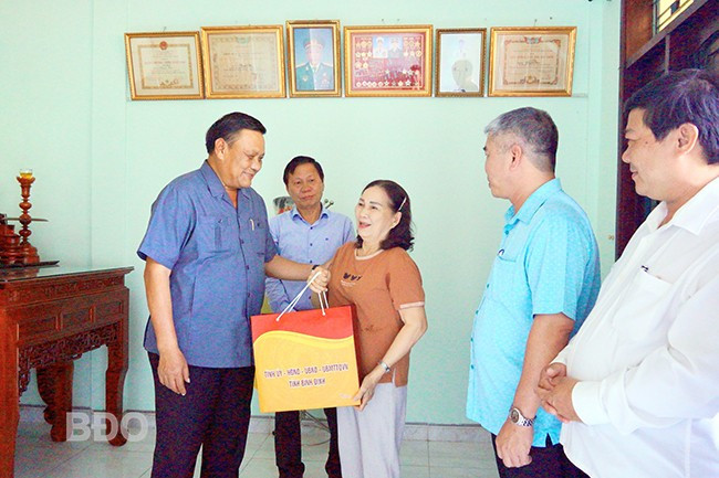 Đồng chí Lê Kim Toàn hỏi thăm, tặng quà thân nhân Anh hùng Lực lượng vũ trang Nhân dân Nguyễn Kim. Ảnh: N.M.