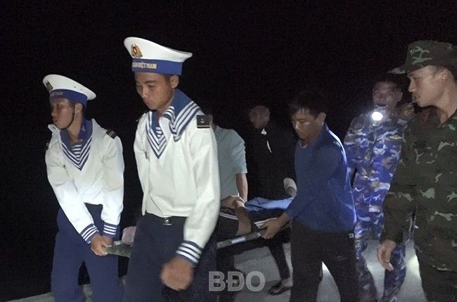 Cán bộ, chiến sĩ đảo Song Tử Tây hỗ trợ bệnh nhân.