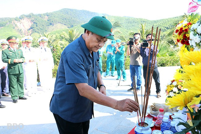 Phó Bí thư Thường trực Tỉnh ủy Lê Kim Toàn dâng hương tại di tích. Ảnh: H.THU