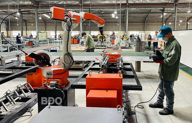 Nhà máy sản xuất sản phẩm gỗ với trang bị máy móc hiện đại, vận hành bằng robot tại Công ty TNHH MTV gỗ Phú Tài Bình Định sắp đi vào hoạt động. Ảnh: BÙI NGHĨA