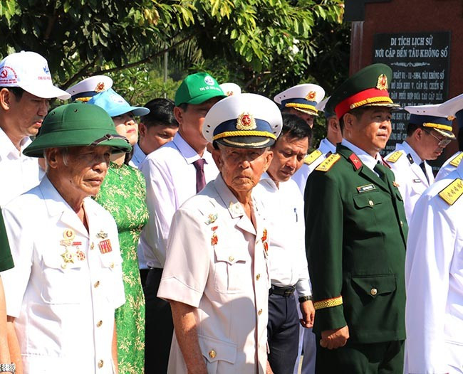 Lê Văn Nốt, thuyền viên tàu không số cập bến Lộ Diêu năm xưa (thứ hai từ trái qua) dự Lễ tưởng niệm. Ảnh: H.THU