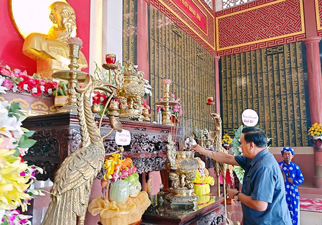 Phó Bí thư Thường trực Tỉnh ủy Lê Kim Toàn dâng hương tại Đền thờ liệt sĩ TX Hoài Nhơn. Ảnh: H.THU