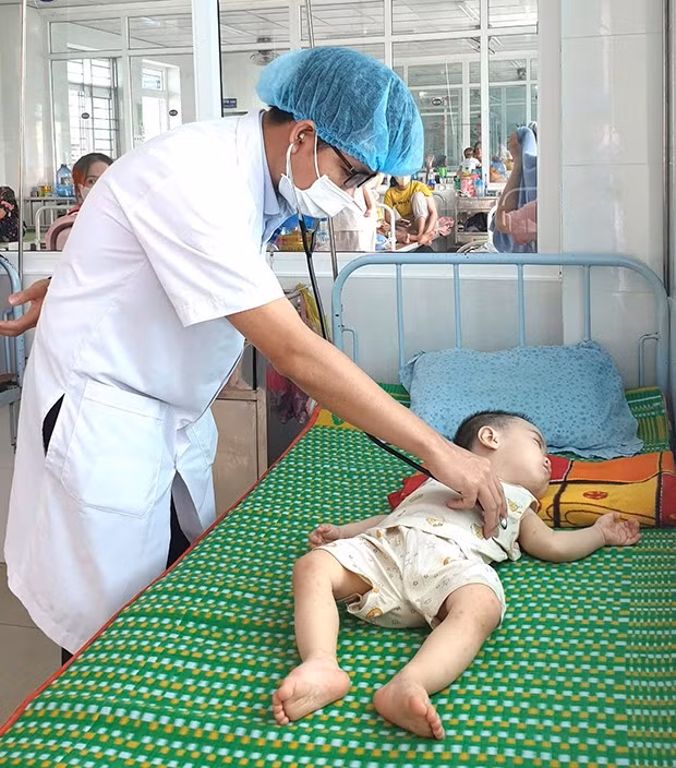 Tay chân miệng là bệnh truyền nhiễm cấp tính, chủ yếu gặp ở trẻ dưới 5 tuổi. - Trong ảnh: Bệnh nhi tay chân miệng điều trị tại Khoa Nhi (BVĐK tỉnh), sáng 27.4. Ảnh: M.H