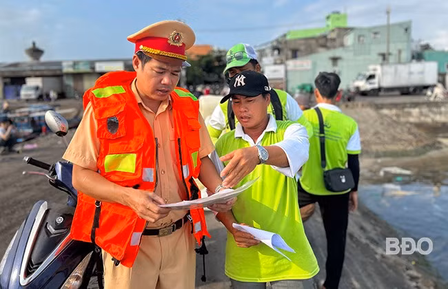 Cảnh sát đường thủy kiểm tra, nhắc nhở thuyền viên và hành khách trước khi lên canô đi du lịch. Ảnh: K.A