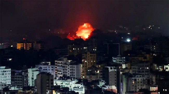 Khói lửa bốc lên từ ngoại ô phía nam Beirut sau vụ không kích ngày 3.10.2024. (Ảnh: Reuters) Khói lửa bốc lên từ ngoại ô phía nam Beirut sau vụ không kích ngày 3.10.2024. (Ảnh: Reuters)