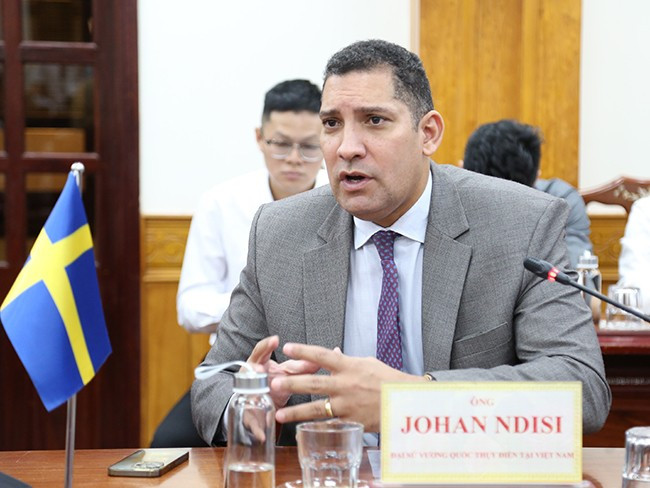 Đại sứ Vương quốc Thụy Điển tại Việt Nam Johan Ndisi bày tỏ tin tưởng Dự án của Tập đoàn Syre tại Bình Định sẽ là một trong những dự án mang tính biểu tượng về phát triển kinh tế xanh, kinh tế tuần hoàn đối với ngành dệt may tại Việt Nam. Ảnh: T.SỸ Đại sứ Vương quốc Thụy Điển tại Việt Nam Johan Ndisi bày tỏ tin tưởng Dự án của Tập đoàn Syre tại Bình Định sẽ là một trong những dự án mang tính biểu tượng về phát triển kinh tế xanh, kinh tế tuần hoàn đối với ngành dệt may tại Việt Nam. Ảnh: T.SỸ