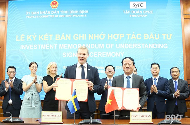 Chủ tịch UBND tỉnh Phạm Anh Tuấn và ông Dennis Nobelius, Tổng Giám đốc Tập đoàn Syre ký kết ghi nhớ hợp tác đầu tư. Ảnh.T.SỸ Chủ tịch UBND tỉnh Phạm Anh Tuấn và ông Dennis Nobelius, Tổng Giám đốc Tập đoàn Syre ký kết ghi nhớ hợp tác đầu tư. Ảnh.T.SỸ