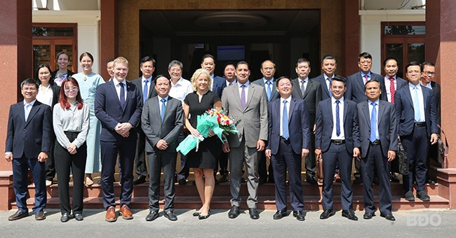 Các đồng chí lãnh đạo tỉnh chụp hình lưu niệm cùng đoàn công tác của Thụy Điển. Ảnh: T.SỸ Các đồng chí lãnh đạo tỉnh chụp hình lưu niệm cùng đoàn công tác của Thụy Điển. Ảnh: T.SỸ