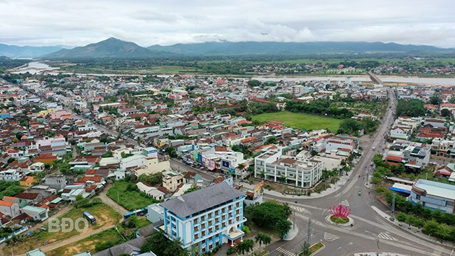 Trung tâm thị trấn Phú Phong hiện nay, sau sắp xếp sẽ là xã Tây Sơn. Ảnh: NGUYỄN DŨNG Trung tâm thị trấn Phú Phong hiện nay, sau sắp xếp sẽ là xã Tây Sơn. Ảnh: NGUYỄN DŨNG