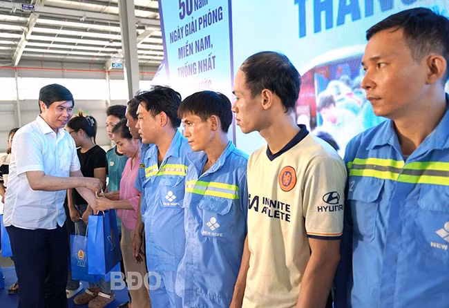 Phó Chủ tịch UBND tỉnh Lâm Hải Giang tặng quà cho công nhân, lao động có hoàn cảnh khó khăn. Ảnh: Văn Lưu Phó Chủ tịch UBND tỉnh Lâm Hải Giang tặng quà cho công nhân, lao động có hoàn cảnh khó khăn. Ảnh: Văn Lưu