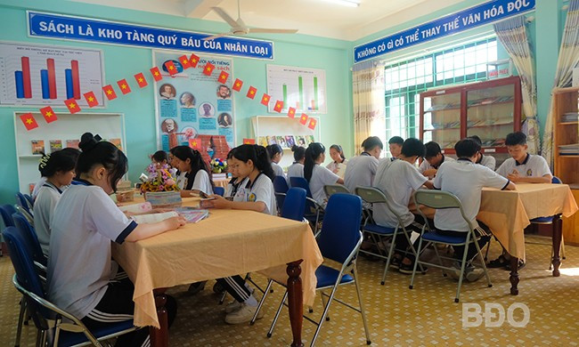 Học sinh Trường THPT Vân Canh đọc sách tại thư viện trường trong giờ ra chơi. Ảnh: NGỌC NHUẬN Học sinh Trường THPT Vân Canh đọc sách tại thư viện trường trong giờ ra chơi. Ảnh: NGỌC NHUẬN