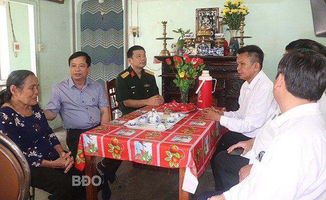 Phó Chủ tịch Thường trực UBND tỉnh Nguyễn Tuấn Thanh thăm, tặng quà cho đồng chí Hà Thị Tùng. Ảnh: HỒ ĐIỂM Phó Chủ tịch Thường trực UBND tỉnh Nguyễn Tuấn Thanh thăm, tặng quà cho đồng chí Hà Thị Tùng. Ảnh: HỒ ĐIỂM