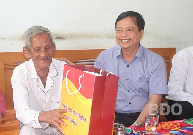 Phó Chủ tịch Thường trực UBND tỉnh Nguyễn Tuấn Thanh (bên phải) thăm, tặng quà cho gia đình đồng chí Võ Đức Minh. Ảnh: HỒ ĐIỂM Phó Chủ tịch Thường trực UBND tỉnh Nguyễn Tuấn Thanh (bên phải) thăm, tặng quà cho gia đình đồng chí Võ Đức Minh. Ảnh: HỒ ĐIỂM