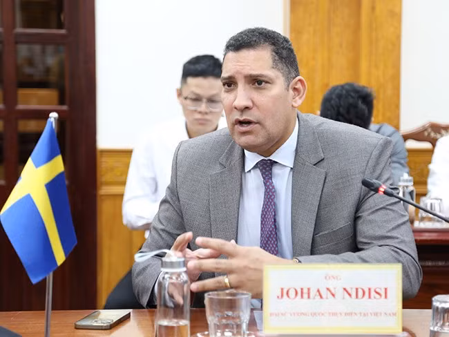 Đại sứ Vương quốc Thụy Điển tại Việt Nam Johan Ndisi bày tỏ tin tưởng Dự án của Tập đoàn Syre tại Bình Định sẽ là một trong những dự án mang tính biểu tượng về phát triển kinh tế xanh, kinh tế tuần hoàn đối với ngành dệt may tại Việt Nam. Ảnh: T.SỸ