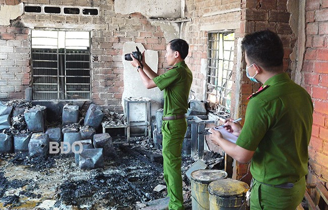 Lực lượng chức năng xét nghiệm hiện trường. Ảnh: M.N Lực lượng chức năng xét nghiệm hiện trường. Ảnh: M.N