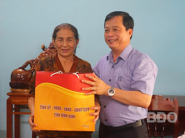 Phó Chủ tịch Thường trực UBND tỉnh Nguyễn Tuấn Thanh (bên phải) thăm, tặng quà cho gia đình đồng chí Trần Xuân Phương. Ảnh: HỒ ĐIỂM Phó Chủ tịch Thường trực UBND tỉnh Nguyễn Tuấn Thanh (bên phải) thăm, tặng quà cho gia đình đồng chí Trần Xuân Phương. Ảnh: HỒ ĐIỂM