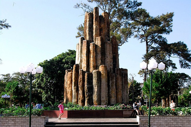 Cột đá bazan tượng trưng cho 54 dân tộc anh em tại Việt Nam. Ảnh: ĐỨC THỤY