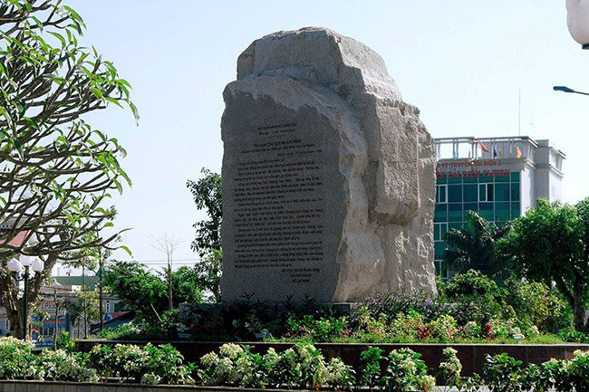 Bia đá khắc nội dung Thư Bác Hồ gửi “Đại hội các dân tộc thiểu số miền Nam” tổ chức năm 1946 tại TP Pleiku. Ảnh: ĐỨC THỤY