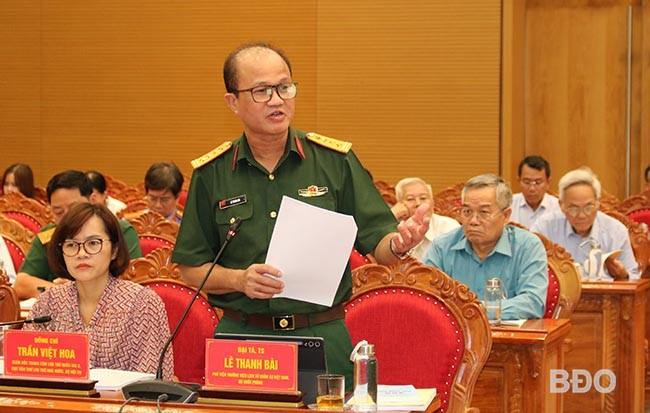 Đại tá, TS Lê Thanh Bài, Phó Viện trưởng Viện Chiến lược và Lịch sử Quốc phòng Việt Nam (Bộ Quốc phòng), trao đổi tại Hội thảo. Ảnh: H.THU