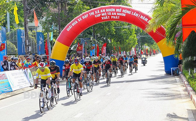 Năm 2024, Giải Đua xe đạp TX An Nhơn mở rộng lần đầu tiên được tổ chức, nhằm tạo sân chơi lành mạnh, thu hút, gắn kết cộng đồng những thành viên xe đạp phong trào và đỉnh cao ở các lứa tuổi. Ảnh: H.V Năm 2024, Giải Đua xe đạp TX An Nhơn mở rộng lần đầu tiên được tổ chức, nhằm tạo sân chơi lành mạnh, thu hút, gắn kết cộng đồng những thành viên xe đạp phong trào và đỉnh cao ở các lứa tuổi. Ảnh: H.V