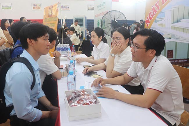 Sinh viên tìm hiểu, trao đổi thông tin và ứng tuyển việc làm tại các gian hàng. Ảnh: H.Đ