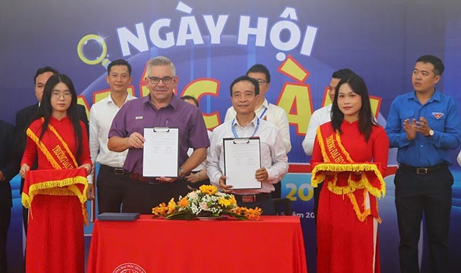 Trường ĐH Quy Nhơn ký kết thỏa thuận hợp tác với các DN. Ảnh: H.Đ