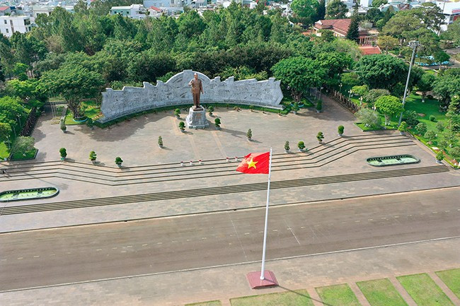 Tượng đài “Bác Hồ với các dân tộc Tây Nguyên” tạo nên điểm nhấn cho tổng thể Quảng trường Ðại đoàn kết. Ảnh: ĐỨC THỤY