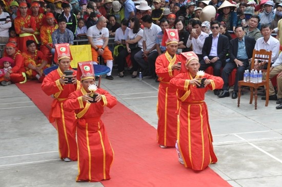 Các bậc niên trưởng ở thôn Liêm Định tiến hành nghi thức tế lễ.