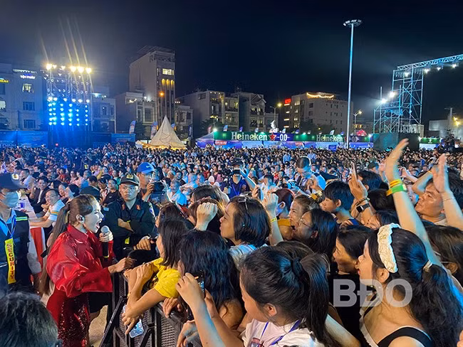 Ca sĩ Trương Thảo Nhi giao lưu với khán giả. Ảnh: N. DŨNG