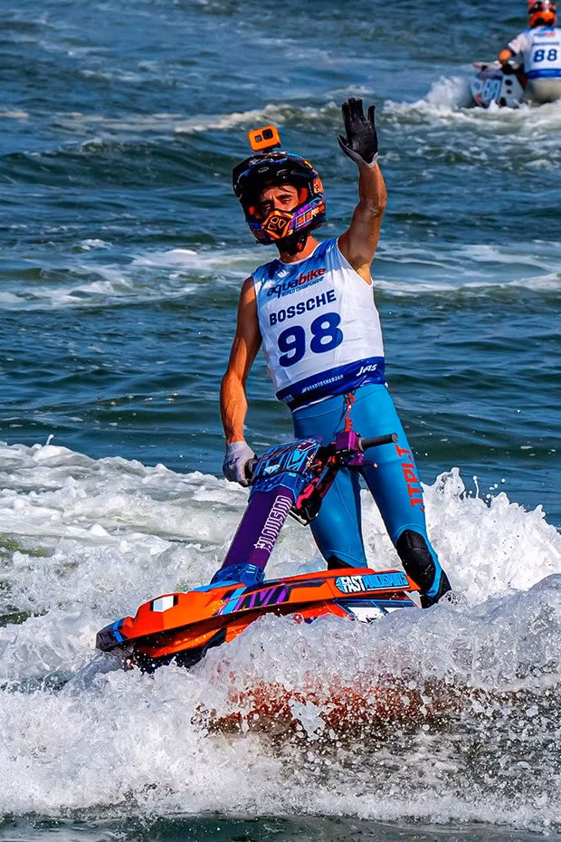 VĐV Quinten Bossche chào người hâm mộ sau khi kết thúc chặng đua. VĐV người Bỉ, mang số hiệu 98 đã về nhất ở hạng mục Ski Division. Ảnh: N. DŨNG