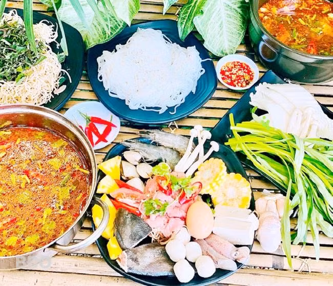 Món lẩu riêu cua đồng hải sản ở nhà hàng Ngô Đồng. Ảnh: H.Y