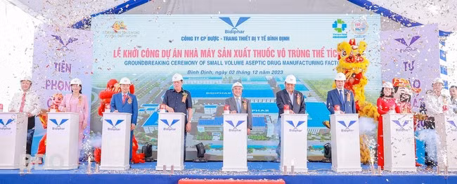 Các đại biểu Trung ương và của tỉnh thực hiện nghi thức bấm nút khởi công Nhà máy sản xuất thuốc vô trùng thể tích nhỏ theo tiêu chuẩn GMP-EU. Các đại biểu Trung ương và của tỉnh thực hiện nghi thức bấm nút khởi công Nhà máy sản xuất thuốc vô trùng thể tích nhỏ theo tiêu chuẩn GMP-EU.