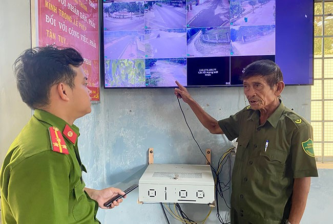 Ông Phạm Đi (bên phải) trao đổi thông tin về tình hình ANTT trên địa bàn khu phố Thịnh Văn 1 với cán bộ CA thị trấn Vân Canh (huyện Vân Canh). Ảnh: N.C Ông Phạm Đi (bên phải) trao đổi thông tin về tình hình ANTT trên địa bàn khu phố Thịnh Văn 1 với cán bộ CA thị trấn Vân Canh (huyện Vân Canh). Ảnh: N.C