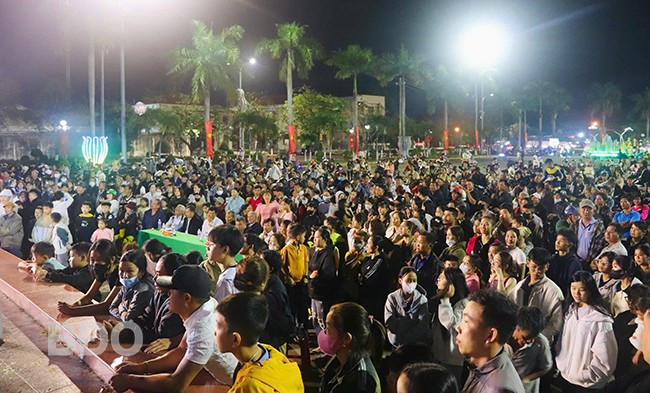 Những màn so găng kịch tính, thu hút đông đảo khán giả đến xem và cổ vũ. Ảnh: HỒ ĐIỂM