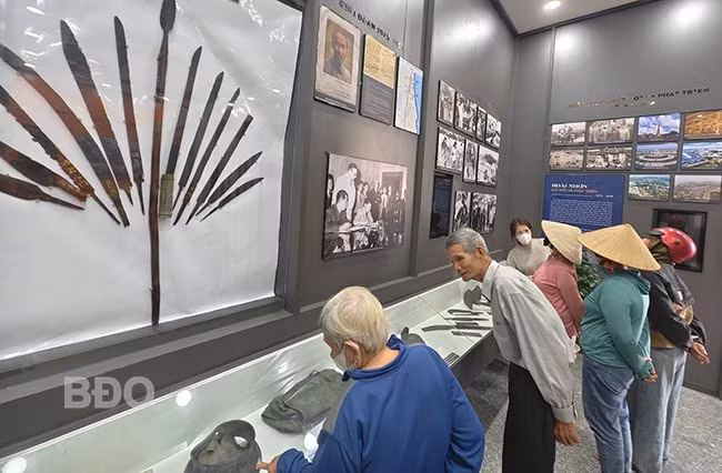 Nhiều người dân vào tham quan Nhà lưu niệm Chi bộ Cửu Lợi chiều 1.2. Ảnh: H.THU