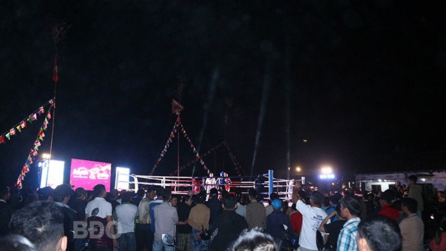 Đông đảo khán giả đến xem Đêm võ đài huyện Tuy Phước. Ảnh: K.VY