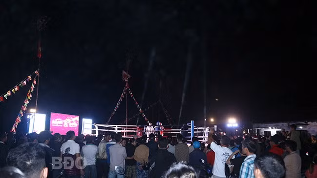 Đông đảo khán giả đến xem Đêm võ đài huyện Tuy Phước. Ảnh: K.VY