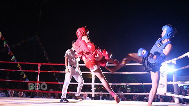 Võ sĩ Nguyễn Thành Đạt (giáp xanh, võ đường Huỳnh Kim Hồng, Phú Yên) tung đòn đánh ngã võ sĩ Phi Long Kiệt (võ đường Phi Long Vinh, huyện Tuy Phước). Ảnh: K.VY