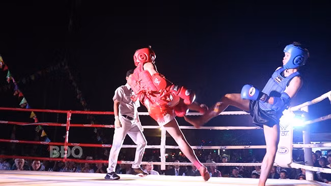 Võ sĩ Nguyễn Thành Đạt (giáp xanh, võ đường Huỳnh Kim Hồng, Phú Yên) tung đòn đánh ngã võ sĩ Phi Long Kiệt (võ đường Phi Long Vinh, huyện Tuy Phước). Ảnh: K.VY