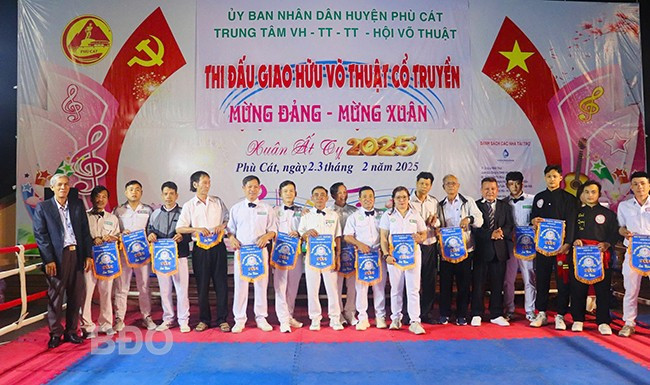 Ban tổ chức trao cờ cho các đơn vị tham gia. Ảnh: HỒ ĐIỂM